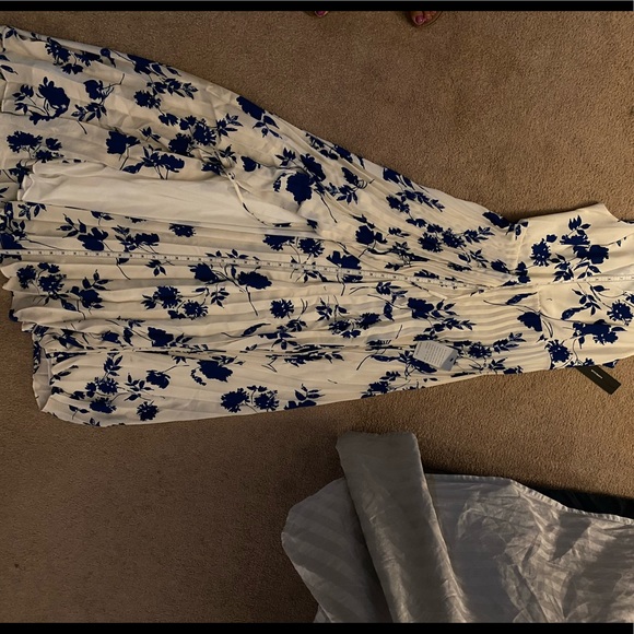 Lulu’s Formal Maxi Dress - Picture 4 of 9